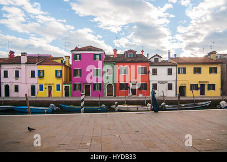 Ein Blick auf Kanal und bunten Häuser in der Insel Burano, Venedig, Italien. Stockfoto