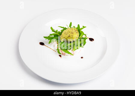 Tartar vom Lachs mit cremigen Pinienkerne, Kiwi und Zitrone Sorbet. Nahaufnahme, weißen Hintergrund. Stockfoto