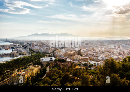 Malaga, Spanien - 8. September 2015: Blick auf den Santa Iglesia Kathedrale Basilica von Lady der Inkarnation, Hafen und Stadtbild von Malaga, Spanien Stockfoto