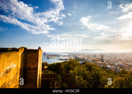 Malaga, Spanien - 8. September 2015: Blick auf den Santa Iglesia Kathedrale Basilica von Lady der Inkarnation, Hafen und Stadtbild von Malagafrom Castillo de Stockfoto