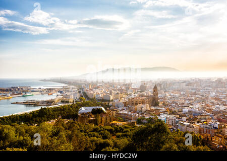 Malaga, Spanien - 8. September 2015: Blick auf den Santa Iglesia Kathedrale Basilica von Lady der Inkarnation, Hafen und Stadtbild von Malaga, Spanien Stockfoto