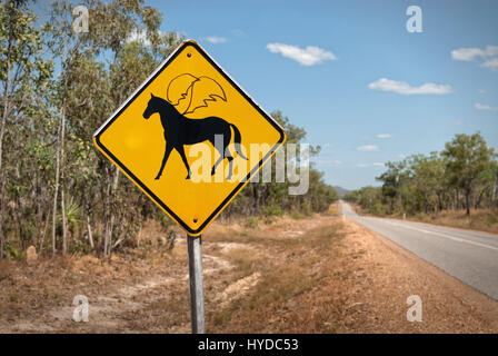 Humorvolle verunstaltete Warnzeichen zeigen geflügelte Pferde voraus. Northern Territories, Australien Stockfoto