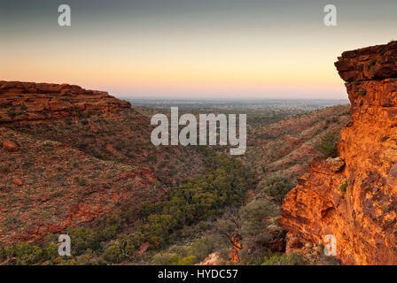 Rosa Sonnenaufgang Himmel erleuchten senkrechte Felswänden des Kings Canyon in den Northern Territories von Australien Stockfoto