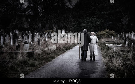 Brompton, London - älteres Ehepaar Spaziergang durch alte Friedhof Arm in arm Stockfoto