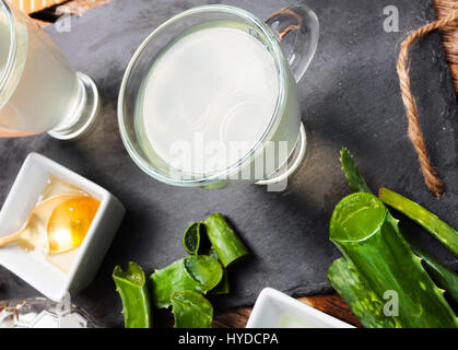 Aloe Vera und Honig zu trinken. Tassen aus Glas auf einem Schiefer Tablett. Stockfoto