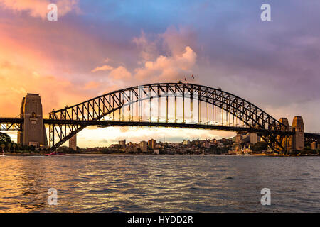 Die Sydney Harbour Bridge mit einem dramatischen Himmel Stockfoto