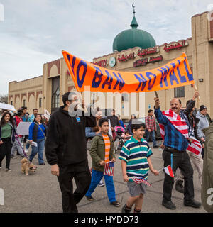 Detroit und Dearborn, Michigan USA - 2. April 2017 - "Nachbarn Brücken bauen": mexikanisch und muslimischen Einwanderern Marsch aus dem katholischen Chur St. Gabriel Stockfoto