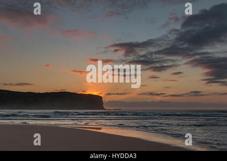 Sonnenaufgang am Strand von Durras in New South Wales, Australien Stockfoto