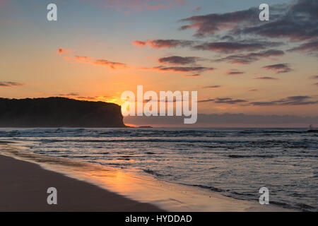 Sonnenaufgang am Strand von Durras in New South Wales, Australien Stockfoto