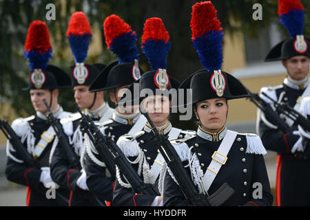 Carabinieri Polizei in Kleid Uniformen stehen stramm im Center of Excellence für Stabilität Polizeieinheiten 1. April 2017 in Vicenza, Italien. Das Zentrum ist ein Zug die Trainer-Schule entwickelt die Carabinieri für friedenserhaltende Missionen auf der ganzen Welt. Stockfoto