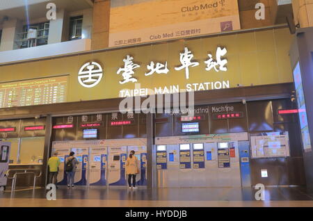 Menschen reisen am Hauptbahnhof Taipei in Taipeh. Stockfoto