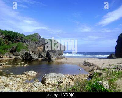 Hidden Beach, Saipan befindet sich in Talafofo, Hidden Beach ist einer der Saipan Edelsteine mit schönen Klippen und Steinformationen. Stockfoto