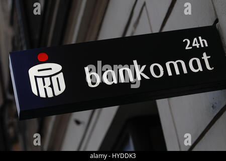 Ein Schild an einem Geldautomaten des Staates im Besitz Bank PKO in Bydgoszcz, Polen am 3. April 2017 gesehen wird. Stockfoto