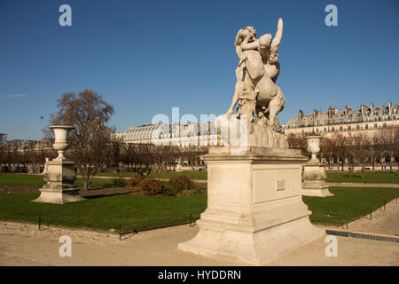 Statue an einem sonnigen Tag im Jardin des Tuileries zwischen Musée du Louvre und Champs Elysees, Paris Frankreich Stockfoto