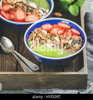 Grüner Smoothie Schalen mit Samen, Nüssen und Früchten, quadratische Ernte Stockfoto