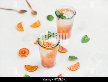 Blood orange frischen sommerlichen Limonade mit Eis und Minze Stockfoto