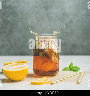 Sommer-Eistee mit Zitrone und Kräutern, quadratische Ernte Stockfoto
