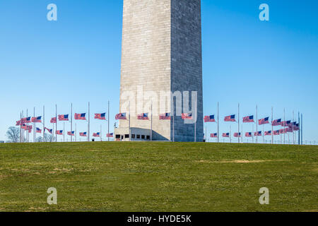 Viele amerikanische Flaggen wehten am Washington Monument - Washington, D.C., USA Stockfoto