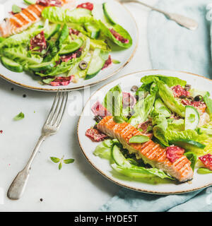 Gesunder Frühlingssalat mit gegrilltem Lachs, Orange und quinoa Stockfoto