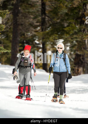 Zwei ältere Frauen zurück von einer Schnee-Schuh-Reise am letzten Tag des Betriebs für die Whistler Olympic Park. Stockfoto