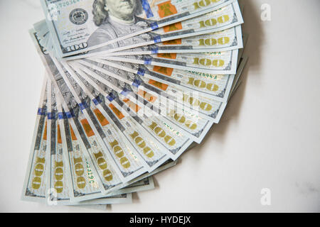 Eine Detailansicht der Neue Hundert-euro-Scheine in US-Währung schwärmten aus, auf einem weißen Tisch Stockfoto