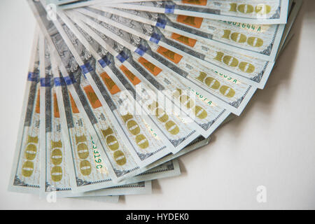 Eine Detailansicht der Neue Hundert-euro-Scheine in US-Währung schwärmten aus, auf einem weißen Tisch Stockfoto