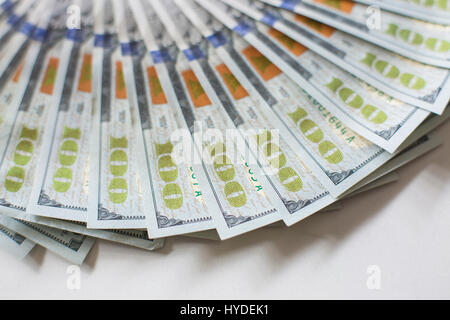 Eine Detailansicht der Neue Hundert-euro-Scheine in US-Währung schwärmten aus, auf einem weißen Tisch Stockfoto