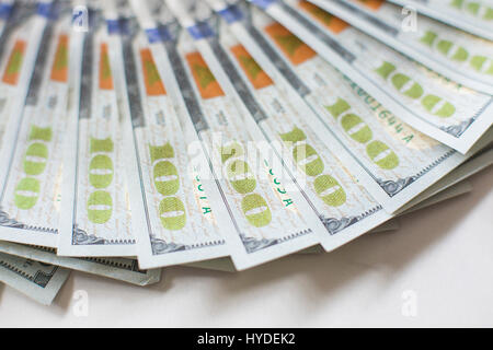 Eine Detailansicht der Neue Hundert-euro-Scheine in US-Währung schwärmten aus, auf einem weißen Tisch Stockfoto
