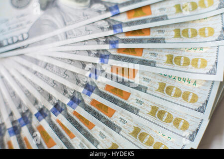 Closeup Detail Der neue Hundert-Euro-Scheine in US-Währung schwärmten aus, auf einem weißen Tisch Stockfoto