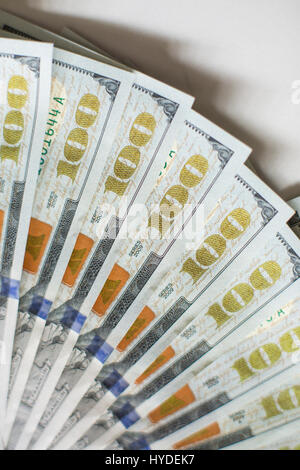 Eine Detailansicht der Neue Hundert-euro-Scheine in US-Währung schwärmten aus, auf einem weißen Tisch Stockfoto