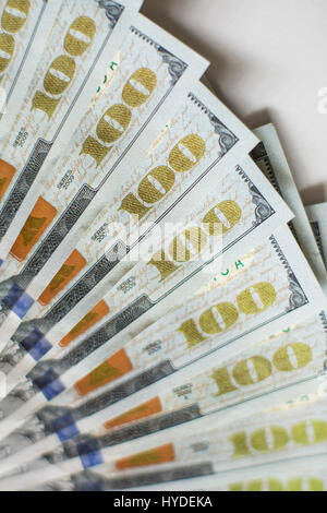 Eine Detailansicht der Neue Hundert-euro-Scheine in US-Währung schwärmten aus, auf einem weißen Tisch Stockfoto