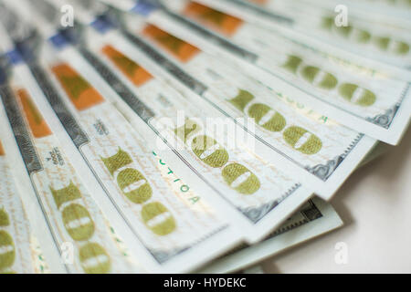 Eine Detailansicht der Neue Hundert-euro-Scheine in US-Währung schwärmten aus, auf einem weißen Tisch Stockfoto