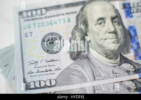 Closeup Detail Der neue Hundert-Euro-Scheine in US-Währung schwärmten aus, auf einem weißen Tisch Stockfoto