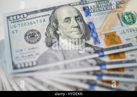 Closeup Detail Der neue Hundert-Euro-Scheine in US-Währung schwärmten aus, auf einem weißen Tisch Stockfoto