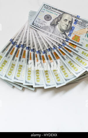Eine Detailansicht der Neue Hundert-euro-Scheine in US-Währung schwärmten aus, auf einem weißen Tisch Stockfoto