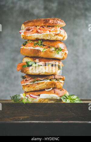 Nahaufnahme des Heaps Bagels mit Lachs, Eiern, Gemüse und Frischkäse Stockfoto