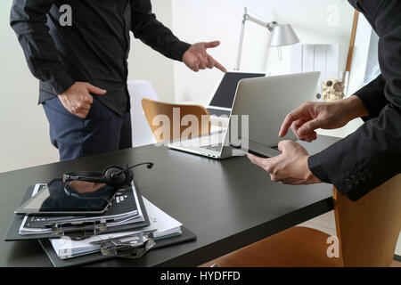 Co-Arbeitstreffen, zwei Geschäftsmann mit VoIP-Kopfhörer mit Latop Computer am Schreibtisch im modernen Büro als Call Center und Customer Service Hilfe Schreibtisch Conce Stockfoto