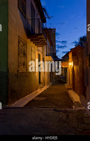 Einer Gasse in der Altstadt von Nafplion vor der Morgendämmerung, Griechenland Stockfoto