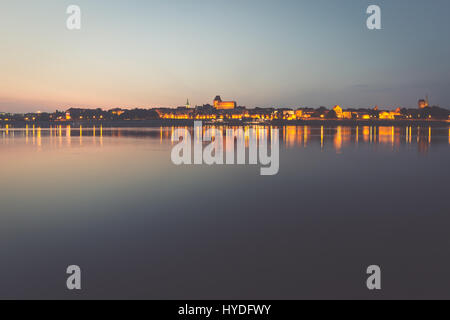 Stadt von Torun in Polen, alte Stadt Skyline bei Nacht aus Weichsel Stockfoto