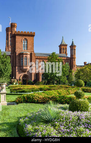 Smithsonian Castle und Enid A. Haupt Garden, Washington, District Of Columbia USA Stockfoto