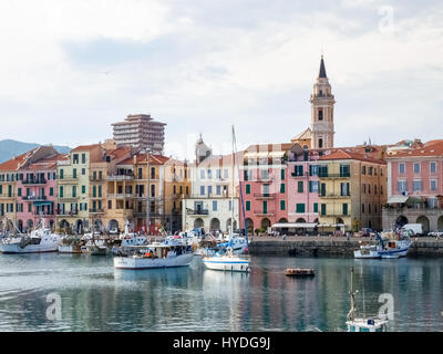 Oneglia, Italien - 9. Juni 2015: Marina und Angeln. Mehrere Fischerboote sind vertäut. Im Hintergrund die Gebäude typisch für Oneglia. Stockfoto