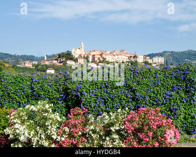 Diano Castello, Italien - 18. Juni 2015: Bergdorf, umgeben von Olivenhainen und Weinbergen Stockfoto