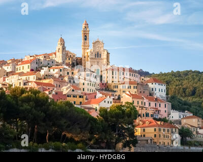 Cervo, Italien - 11. Juni 2015: Aufnahme im Lichte der Sonnenuntergang von dem historischen Dorf von Cervo Stockfoto