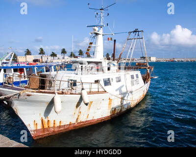 Oneglia, Italien - 14. Juni 2015: Marina und Angeln. Mehrere Fischerboote sind vertäut. Im Hintergrund die Gebäude typisch für Oneglia. Stockfoto