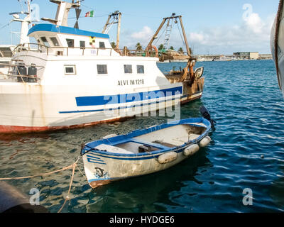 Oneglia, Italien - 14. Juni 2015: Marina und Angeln. Mehrere Fischerboote sind vertäut. Im Hintergrund die Gebäude typisch für Oneglia. Stockfoto