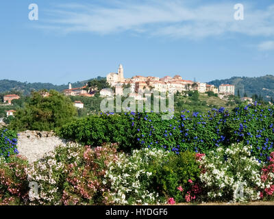 Diano Castello, Italien - 18. Juni 2015: Bergdorf, umgeben von Olivenhainen und Weinbergen Stockfoto