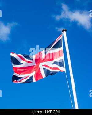 Union Jack-Flagge gegen blauen Himmel Stockfoto