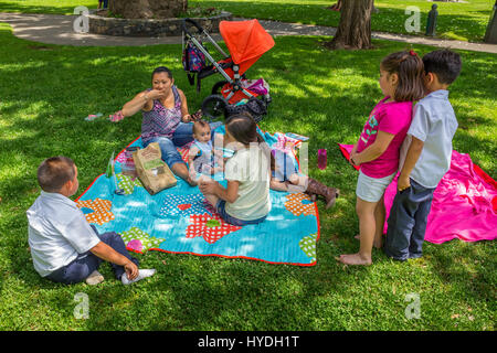 Hispanische Familie, Familie outing, Sonoma Plaza, Stadt von Sonoma, Sonoma, Sonoma County, California, Vereinigte Staaten von Amerika, Nordamerika Stockfoto