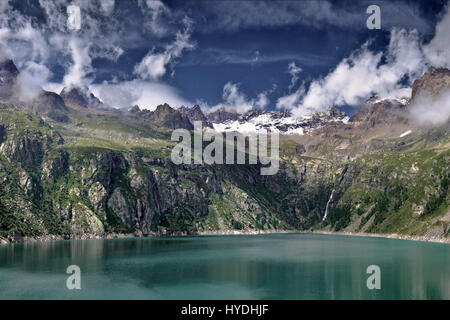 die Spitze der Valpiantonetto, eine kurze, steile und enge Tal der Gran Paradiso NP in Piemont, Italien, mit den grünen Wassern des Teleccio Sees und die Stockfoto