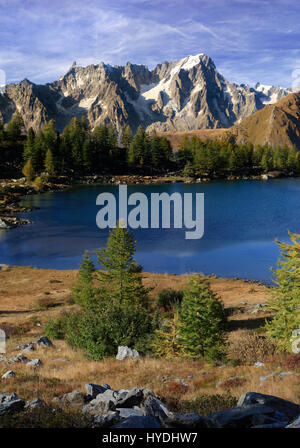 Der Arpy See ist ein Gletschersee, platziert in der Mitte eines wunderschönen Plateaus auf mehr als 2000 Metern Höhe in Valdigne, eines der vielen Seite Val Stockfoto